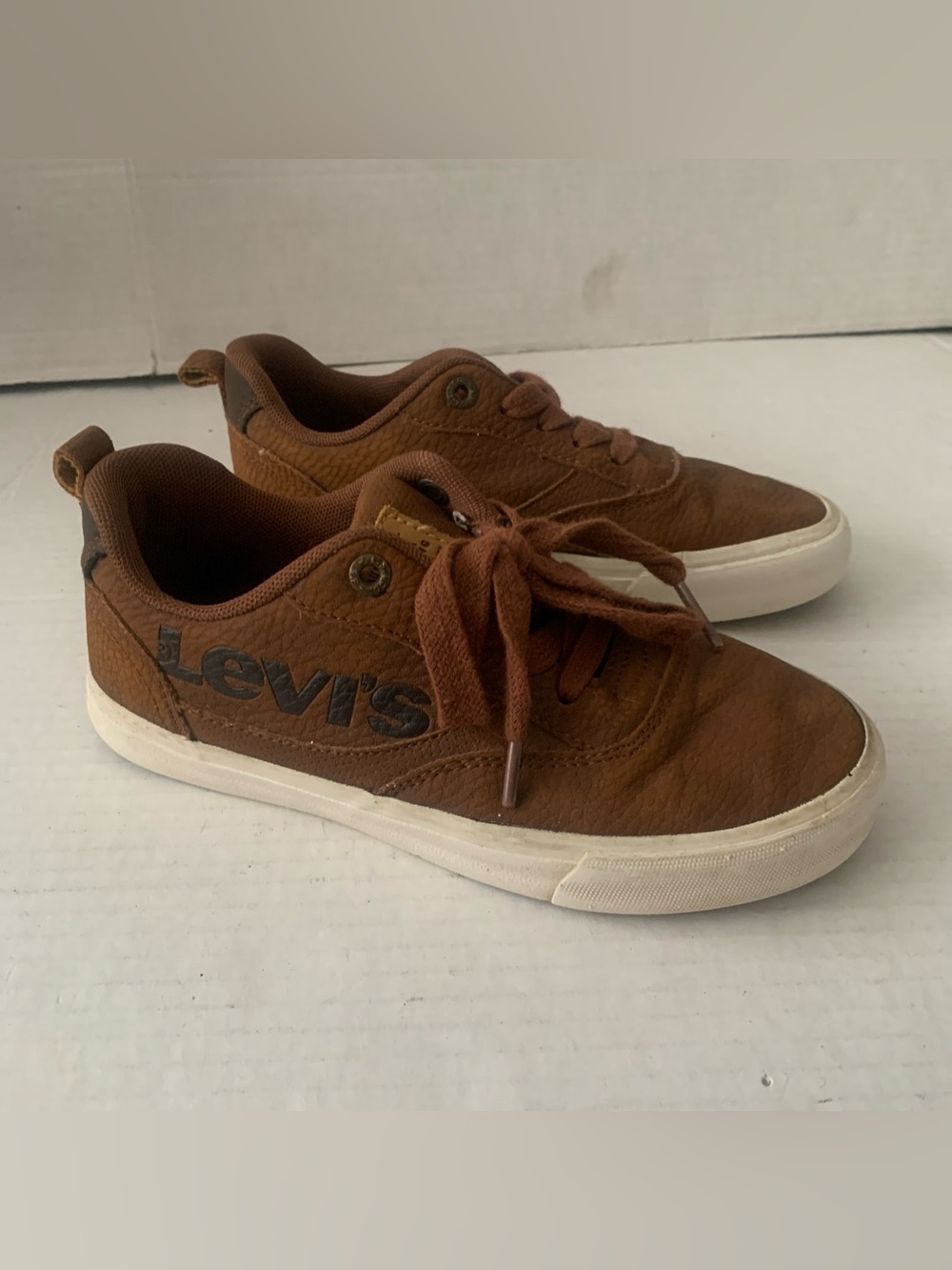 Levi Strauss & Co. Kids Low Top Brown Shoes Lace Up Size 1 Levi’s Logo EUC